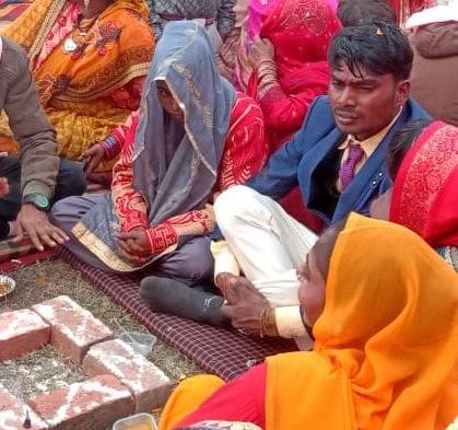 ड्रमंड राजकीय इंटर कॉलेज मैदान में सामूहिक विवाह समारोह में बगैर पगड़ी के बैठा दूल्हा। संवाद ड्रमंड राजकीय इंटर कॉलेज मैदान में सामूहिक विवाह समारोह में बगैर पगड़ी के बैठा दूल्हा। संवाद