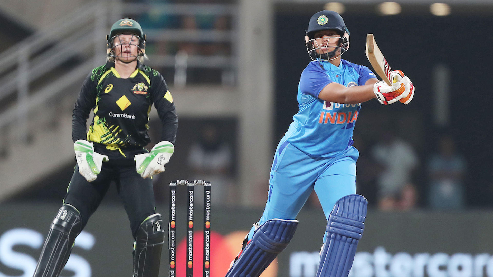 India Women Vs Australia Women, 2nd T20i Live Cricket Score, Superover Smriti  Mandhana Innings News In Hindi - Ind-w Vs Aus-w: भारतीय महिला टीम ने  ऑस्ट्रेलिया को सुपरओवर में हराया, पांच मैचों