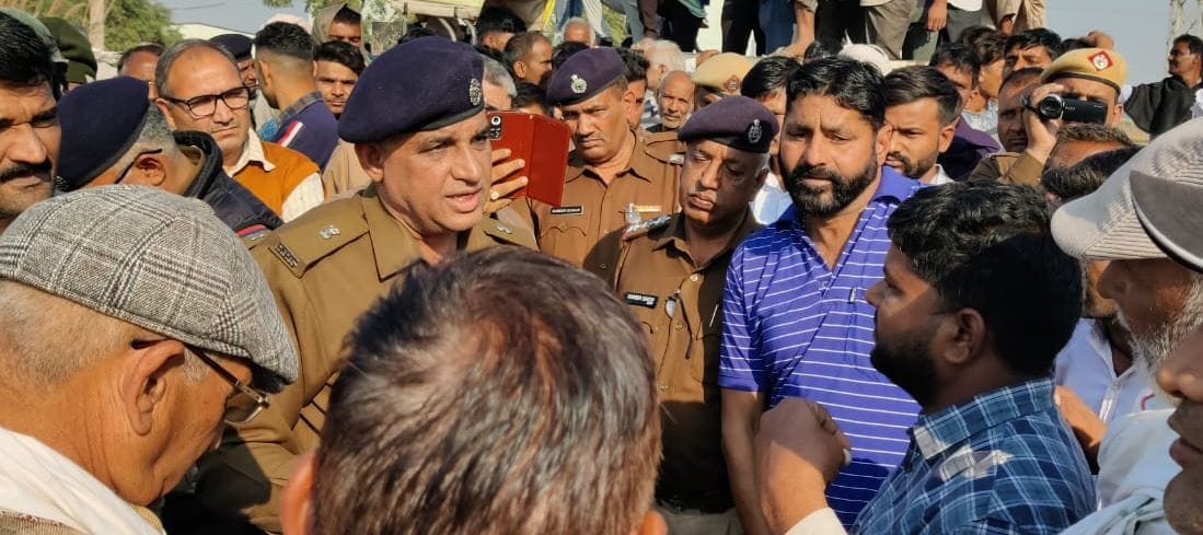 मृतक अक्षय के आरोपियों की गिरफ्तारी की मांग को लेकर रोहतक जींद हाइवे भगवतीपुर मोड पर जाम लगाए पर? मृतक अक्षय के आरोपियों की गिरफ्तारी की मांग को लेकर रोहतक जींद हाइवे भगवतीपुर मोड पर जाम लगाए पर?