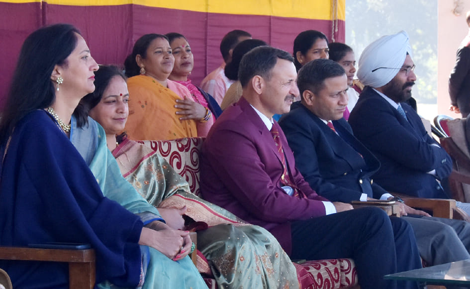 रिमांड डिपो मैदान पर आयोजित प्रतियोगिता का आनंद लेते अधिकारी रिमांड डिपो मैदान पर आयोजित प्रतियोगिता का आनंद लेते अधिकारी