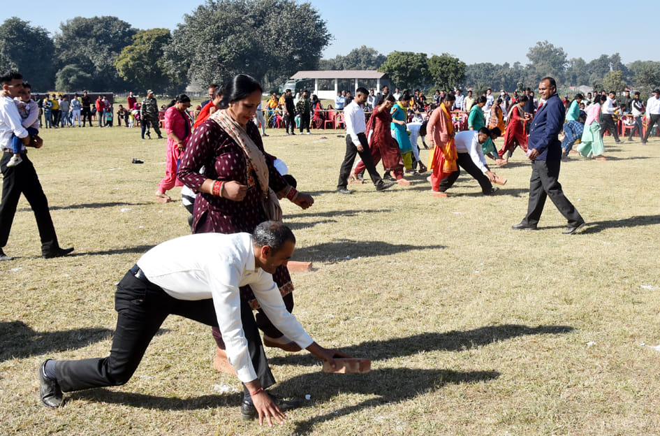 रिमांड डिपो मैदान पर आयोजित प्रतियोगिता में भाग लेते सैनिक परिवार रिमांड डिपो मैदान पर आयोजित प्रतियोगिता में भाग लेते सैनिक परिवार