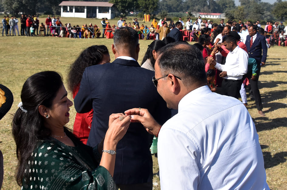 रिमांड डिपो मैदान पर आयोजित प्रतियोगिता में भाग लेते सैनिक परिवार रिमांड डिपो मैदान पर आयोजित प्रतियोगिता में भाग लेते सैनिक परिवार