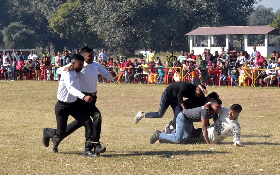 रिमांड डिपो मैदान पर आयोजित प्रतियोगिता में भाग लेते सैनिक रिमांड डिपो मैदान पर आयोजित प्रतियोगिता में भाग लेते सैनिक