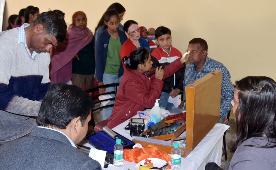 राधा विहार स्थित स्कूल में शाकुंतलम वैलफेयर सोसायटी व व्यापारियो द्घारा मेडिकल कैंप में उपचार क राधा विहार स्थित स्कूल में शाकुंतलम वैलफेयर सोसायटी व व्यापारियो द्घारा मेडिकल कैंप में उपचार क