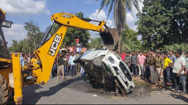 कुएं से बाहर निकाली गई कार को जेसीबी से सीधा किया गया।