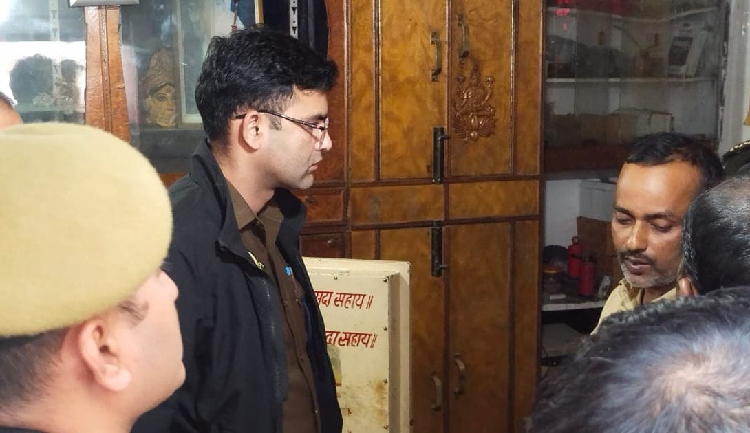बरखेड़ा में दुकानदार से जानकारी करते एसपी दिनेश कुमार पी।
