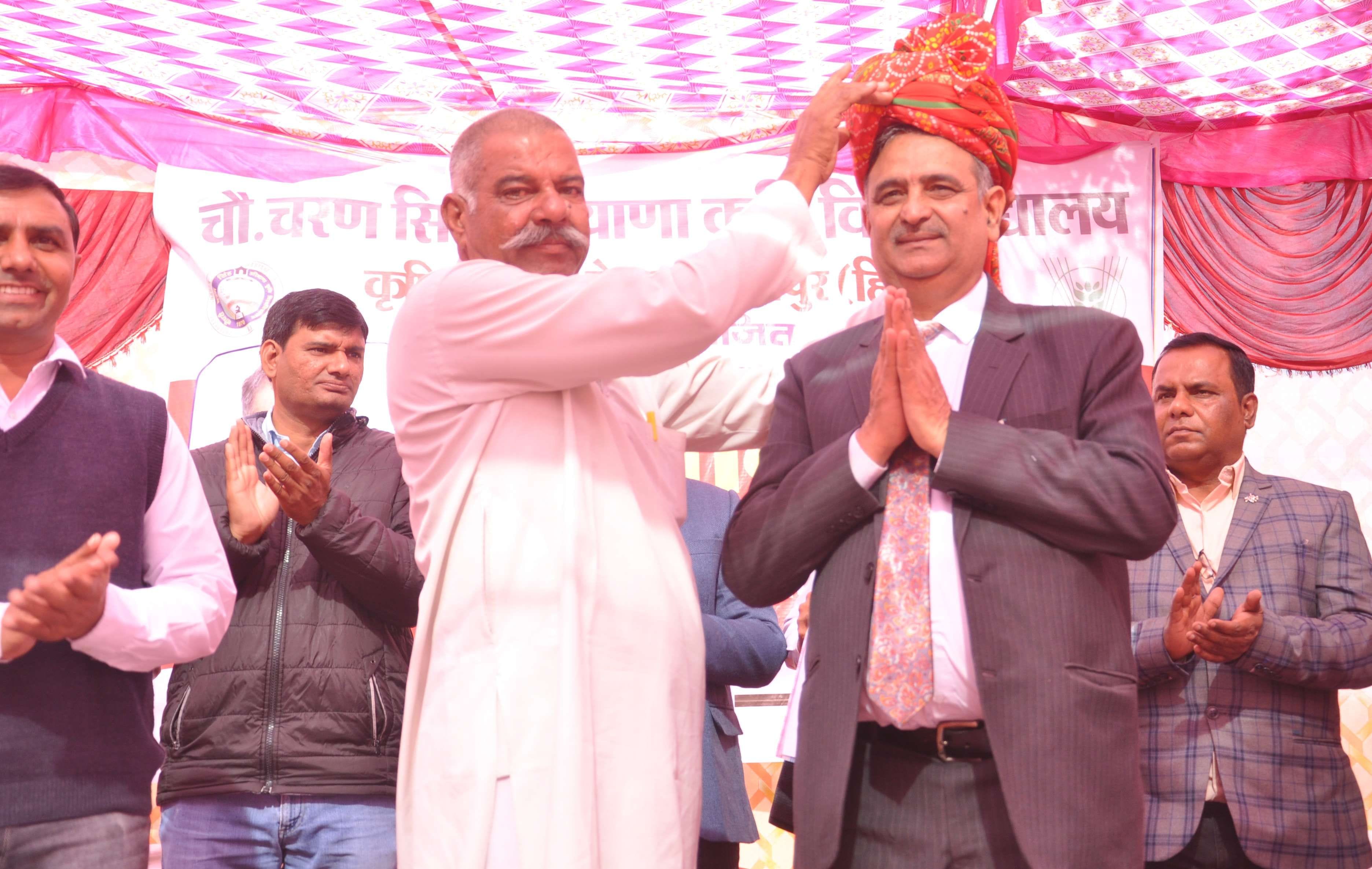 हिसार- गांव सदलपुर स्थित कृषि विज्ञान केंद्र में कुलपति प्रो.बीआर कांबोज को पगड़ी पहनाकर स्वागत ? हिसार- गांव सदलपुर स्थित कृषि विज्ञान केंद्र में कुलपति प्रो.बीआर कांबोज को पगड़ी पहनाकर स्वागत ?
