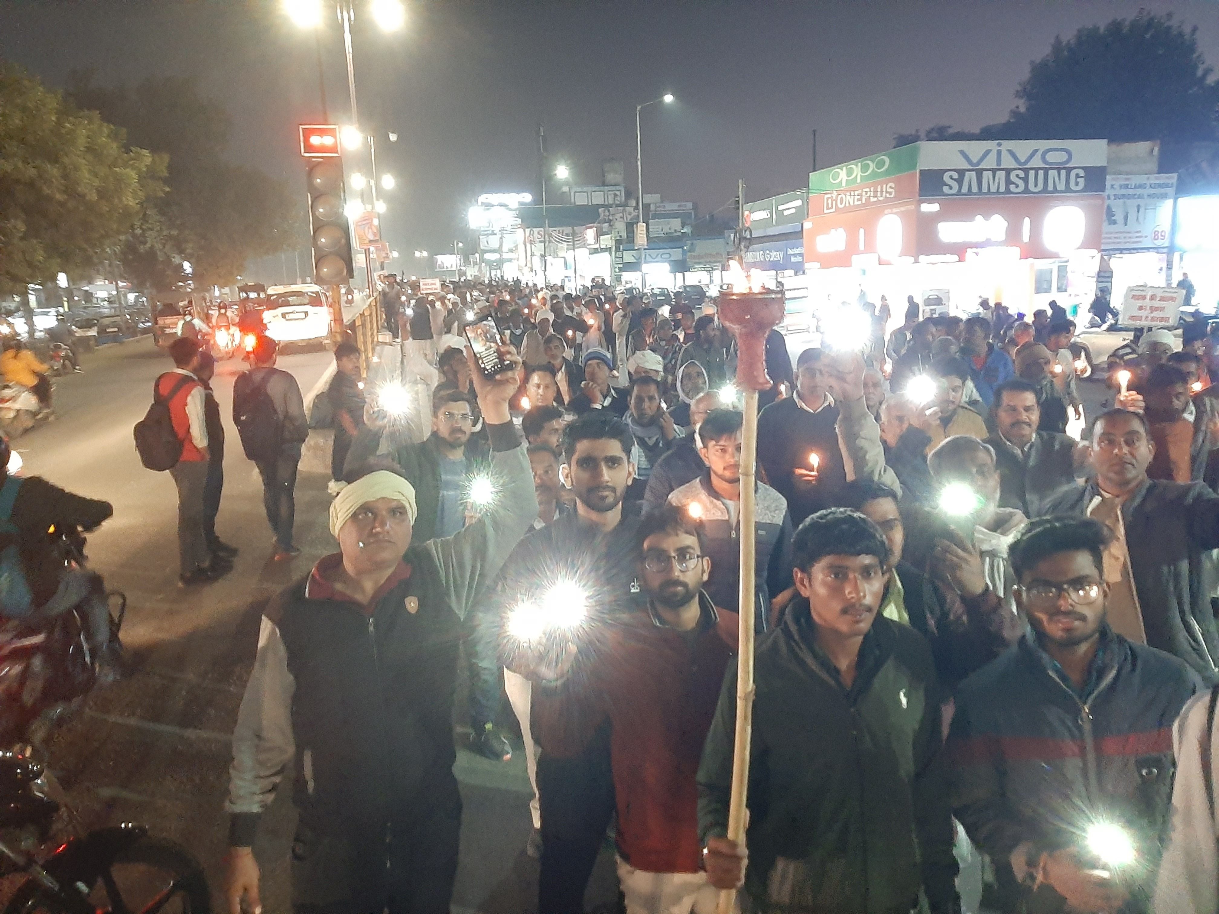 हिसार। किशोरी को न्याय दिलवाने के लिए कैंडल मार्च निकालते।