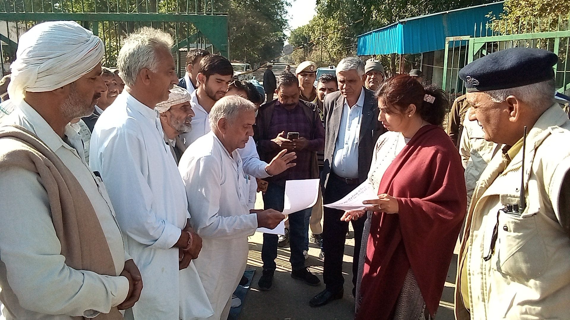 सोनीपत में कामी रोड स्थित चीनी मिल के गेट पर प्रबंध निदेशक अनुपमा मलिक को ज्ञापन सौंपते किसान। सं सोनीपत में कामी रोड स्थित चीनी मिल के गेट पर प्रबंध निदेशक अनुपमा मलिक को ज्ञापन सौंपते किसान। सं