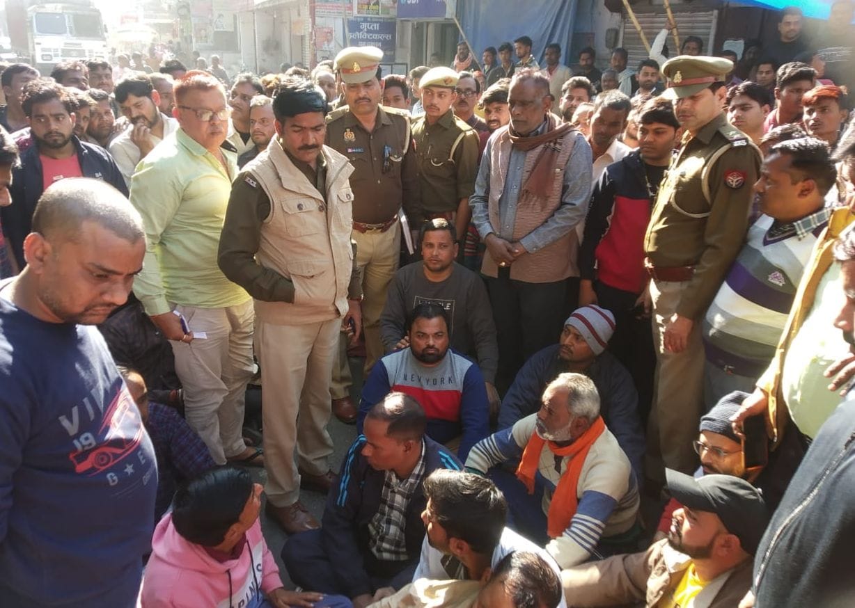 सड़क पर बैठक लोगों से वार्ता करते सीओ मनोज कुमार यादव।