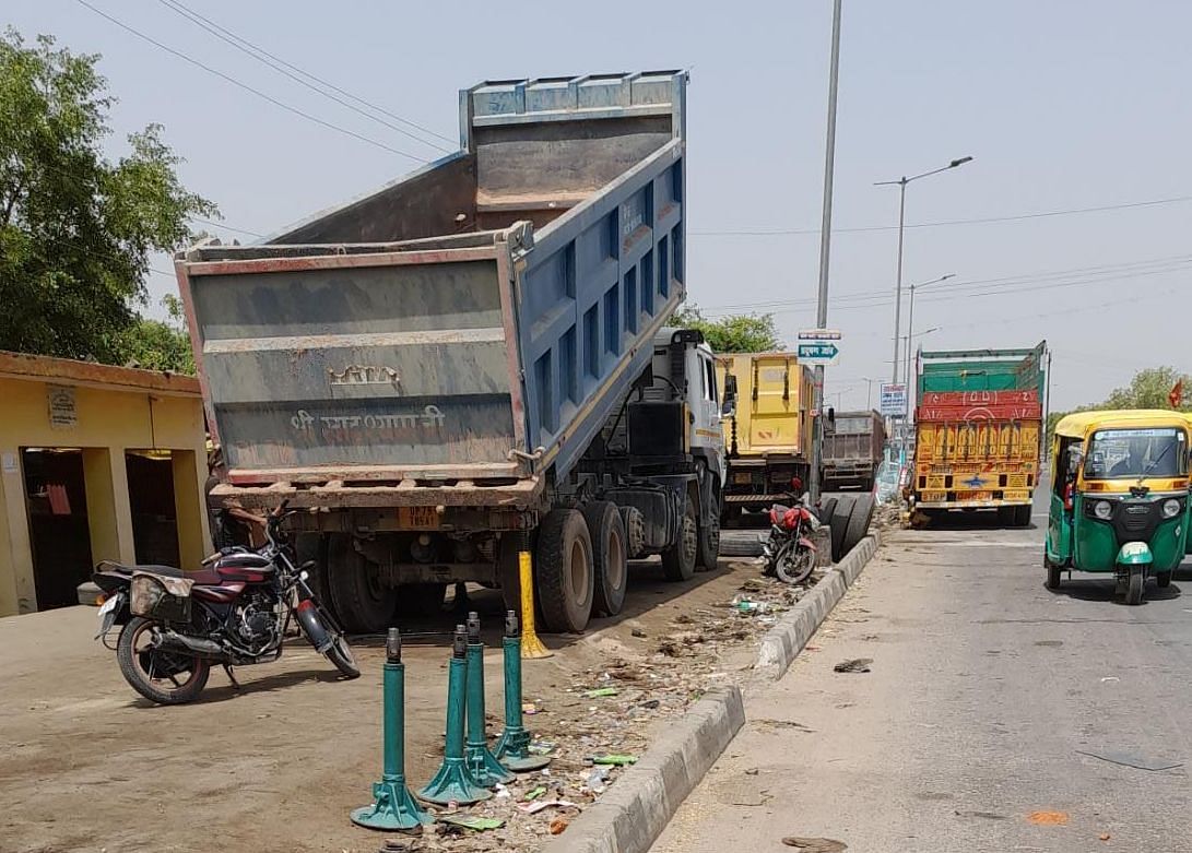  दयालपुर इंडियन ऑयल के पास सर्विस रोड पर मरम्मत के लिए खड़े वाहन। संवाद