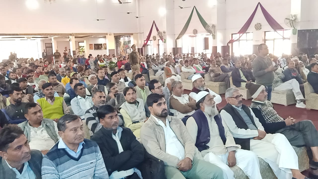 बिजनौर में नया सवेरा अभियान के तहत आयोजित कार्यक्रम में ग्राम प्रधान और अन्य लोग।