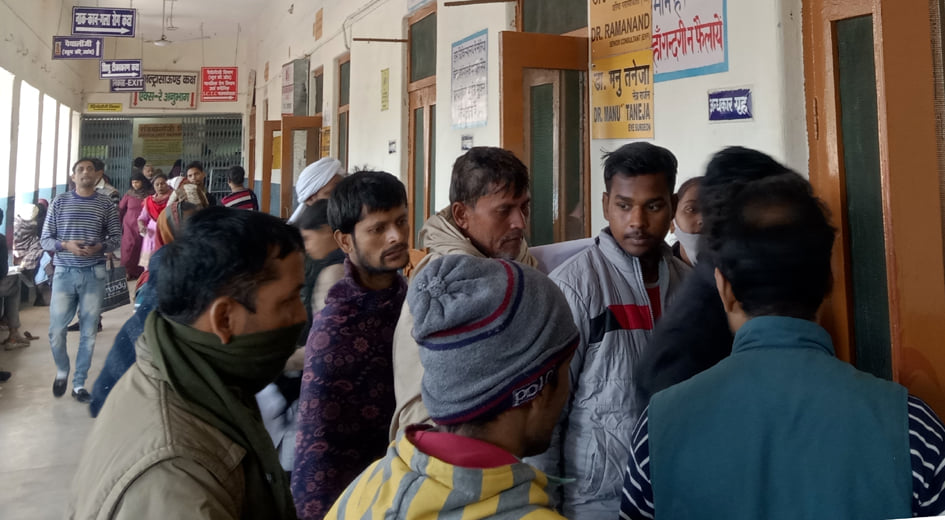 जिला अस्पताल ओपीडी लगी मरीजो की लाइन जिला अस्पताल ओपीडी लगी मरीजो की लाइन
