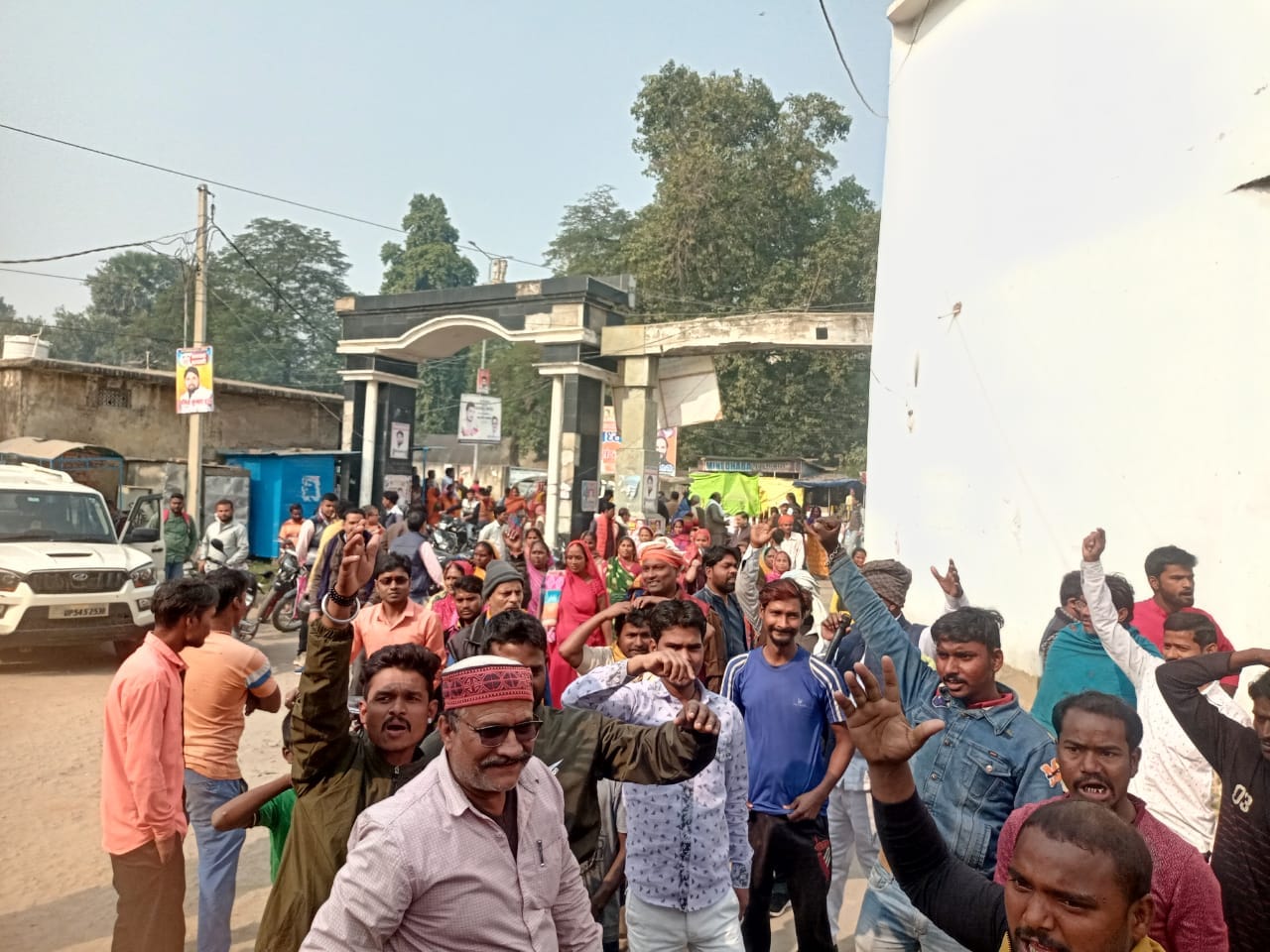 नगर के टाउन हाल बापू भवन से जुलूस निकालकर नपा कार्यालय में प्रदर्शन करते नपा के सफाई कर्मचारी। नगर के टाउन हाल बापू भवन से जुलूस निकालकर नपा कार्यालय में प्रदर्शन करते नपा के सफाई कर्मचारी।