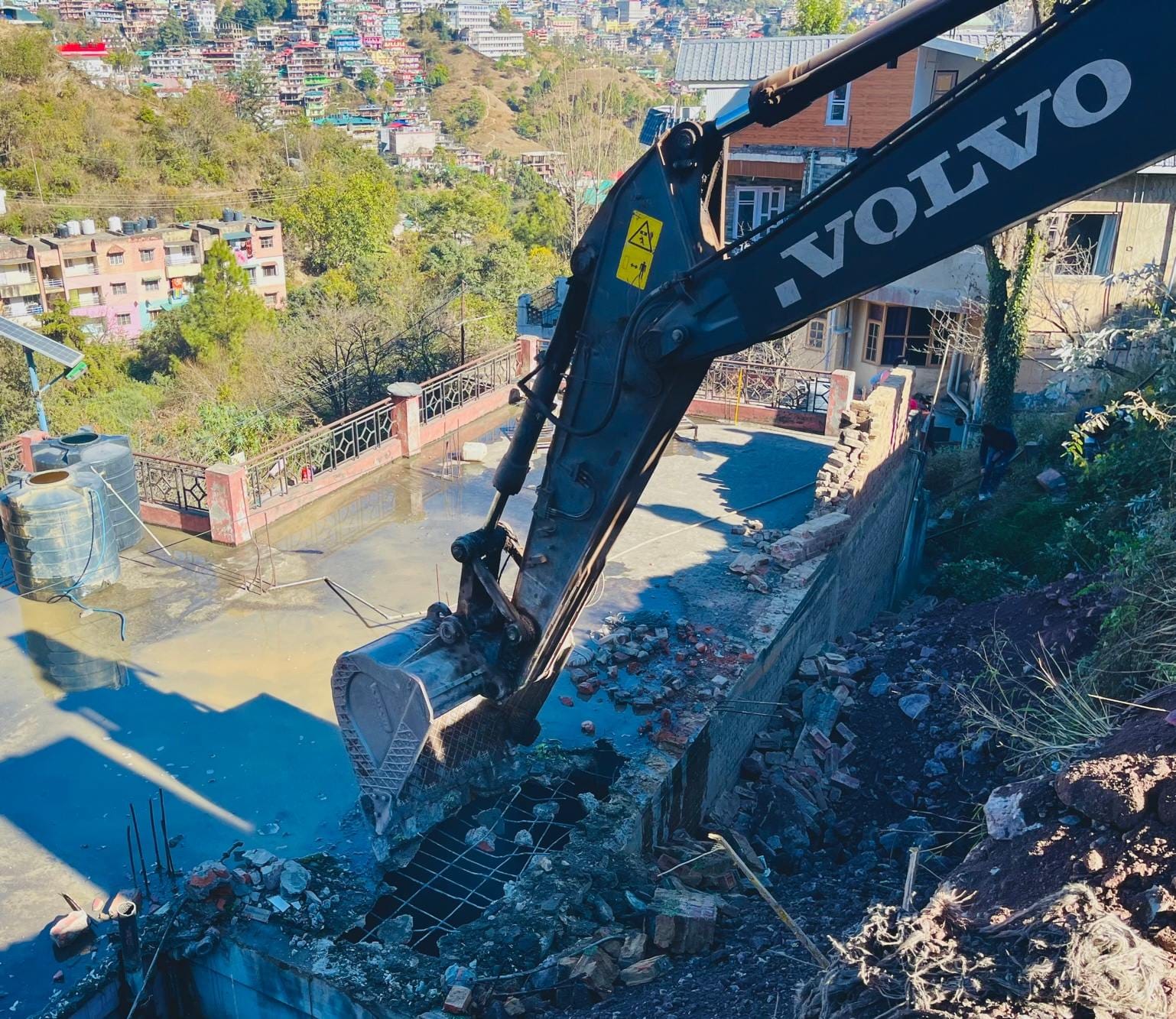 Thunpath Rabna Nhai Runs Jcb On Encroachment In Rabaun - Solan News - Solan News:रबौण ...