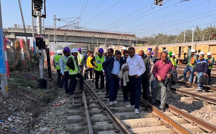 रेलवे यार्ड का निरीक्षण करते डीएफसीसी के अधिकारी रेलवे यार्ड का निरीक्षण करते डीएफसीसी के अधिकारी