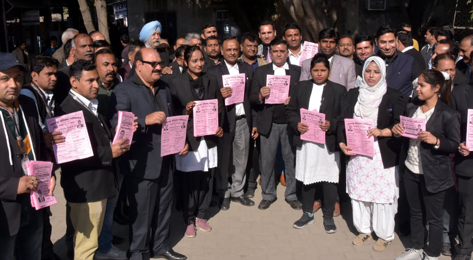 दीवानी कचहारी में सहारनपुर अधिवक्ता एसोसिएशन के वार्षिक चुनाव में नामांकन करने जाते प्रगतिशील ? दीवानी कचहारी में सहारनपुर अधिवक्ता एसोसिएशन के वार्षिक चुनाव में नामांकन करने जाते प्रगतिशील ?