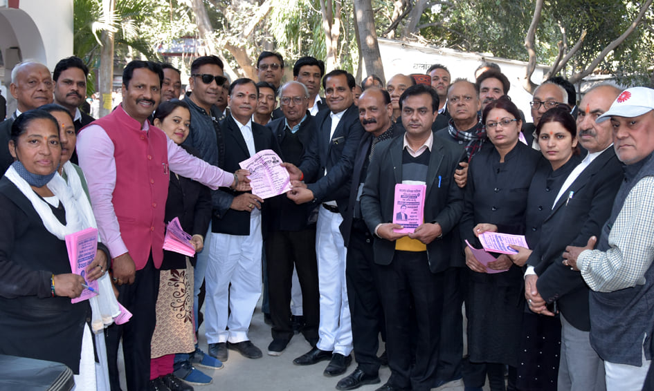 दीवानी कचहारी में सहारनपुर अधिवक्ता एसोसिएशन के वार्षिक चुनाव में नामांकन करने जाते प्रगतिशील ? दीवानी कचहारी में सहारनपुर अधिवक्ता एसोसिएशन के वार्षिक चुनाव में नामांकन करने जाते प्रगतिशील ?