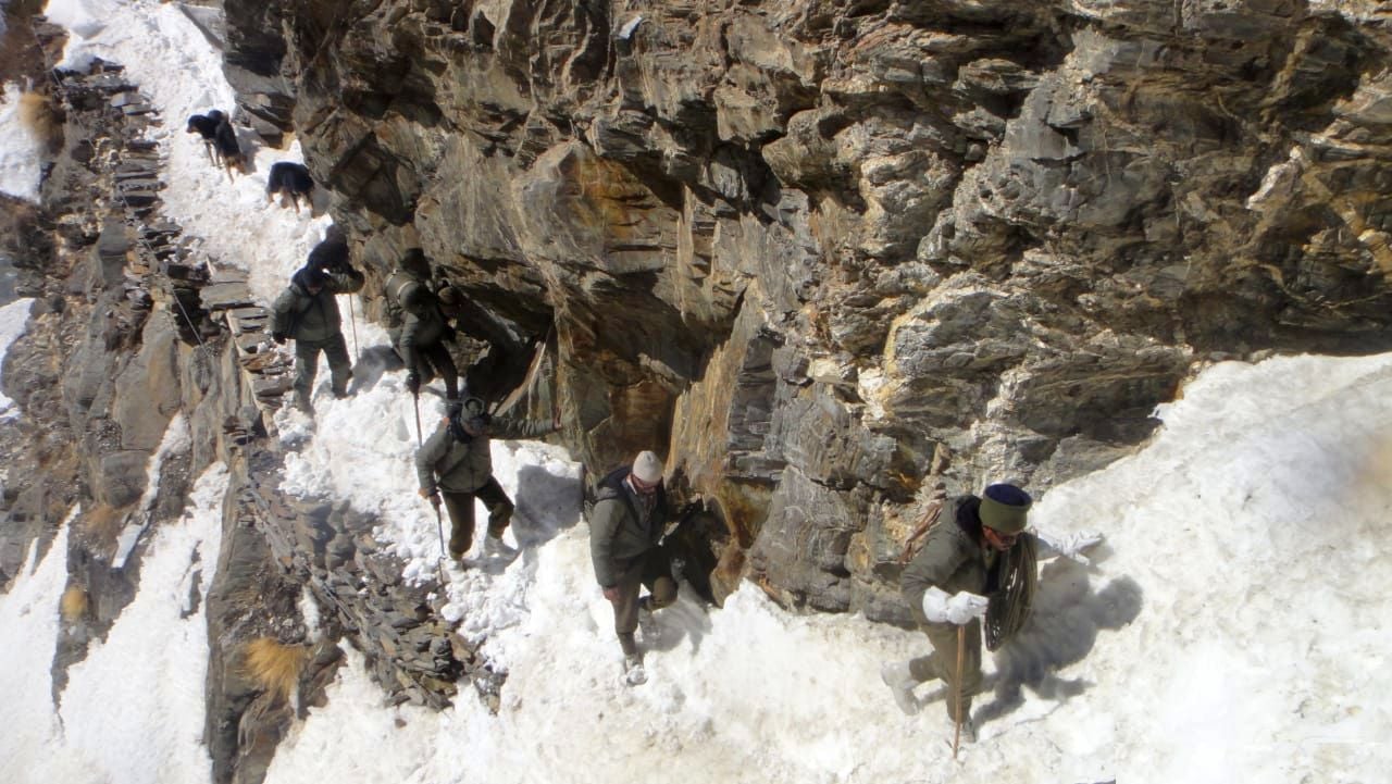 चीन सीमा के बदहाल रास्तों को पार कर इस तरह चीन सीमा पर गश्त कर रहे हैं हिमवीर। संवाद चीन सीमा के बदहाल रास्तों को पार कर इस तरह चीन सीमा पर गश्त कर रहे हैं हिमवीर। संवाद