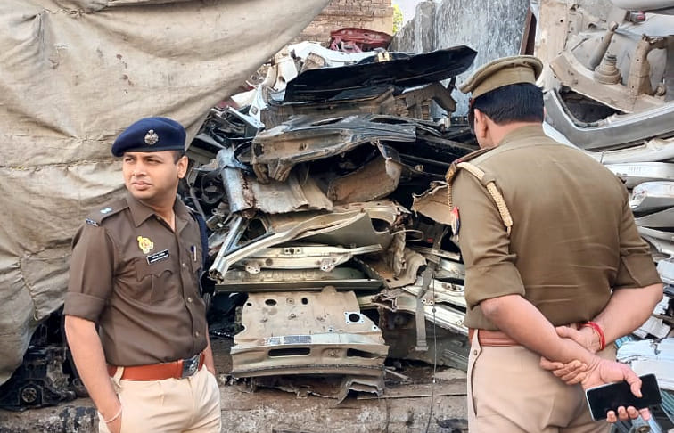ढोली खाल में कटे वाहनो के कागजो की जांच करते एसपी सिटी ढोली खाल में कटे वाहनो के कागजो की जांच करते एसपी सिटी