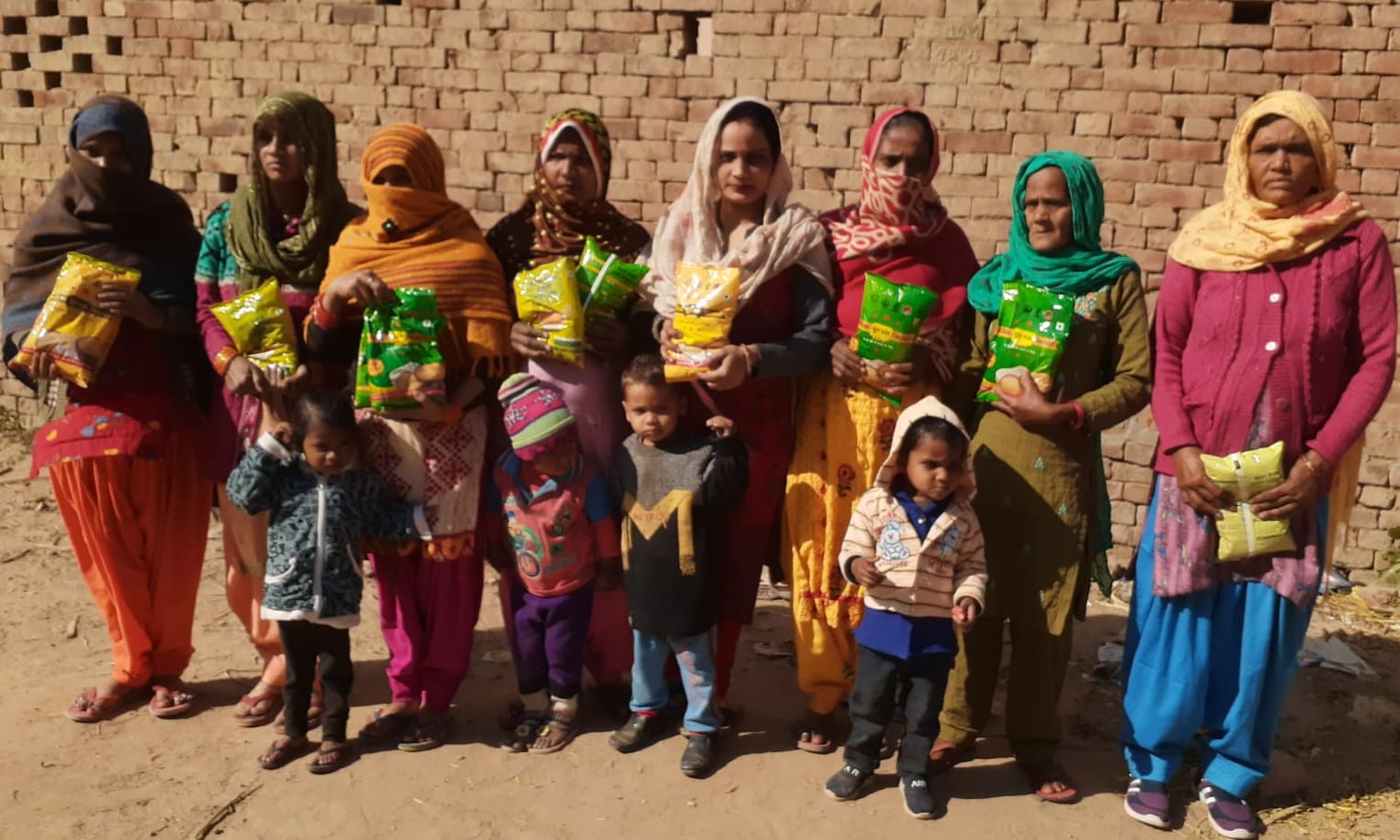 एक्सपायरी पुष्टाहार बांटे जाने पर विरोध प्रदर्शन करती महिलाएं एक्सपायरी पुष्टाहार बांटे जाने पर विरोध प्रदर्शन करती महिलाएं