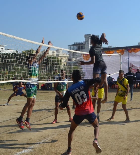 जनता वैदिक इंटर कॉलेज में खेल महोत्सव के तीसरे दिन वॉलीबाल प्रतियोगिता में पास लगाता खिलाड़ी। जनता वैदिक इंटर कॉलेज में खेल महोत्सव के तीसरे दिन वॉलीबाल प्रतियोगिता में पास लगाता खिलाड़ी।