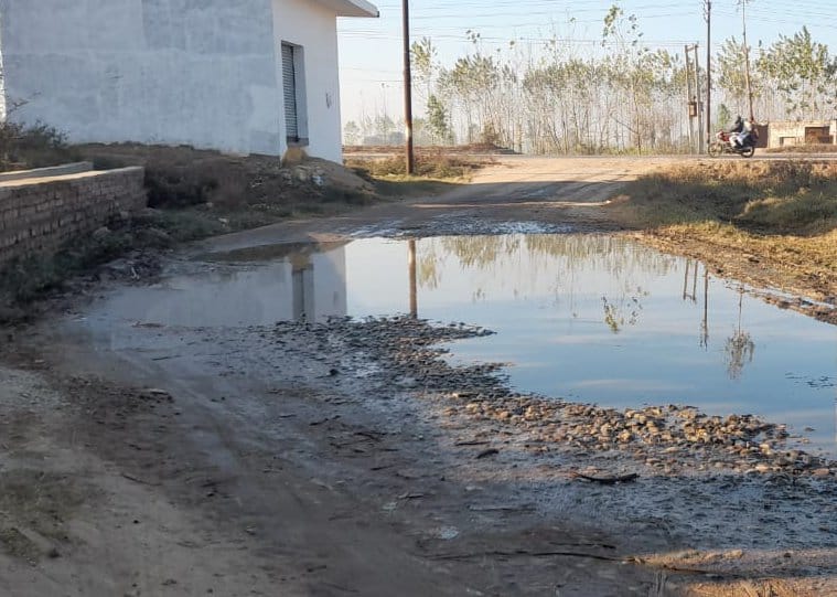 झिंझाना के चंदनपुरी गांव में टूटे केरटू बाईपास पर भरा गंदा पानी झिंझाना के चंदनपुरी गांव में टूटे केरटू बाईपास पर भरा गंदा पानी