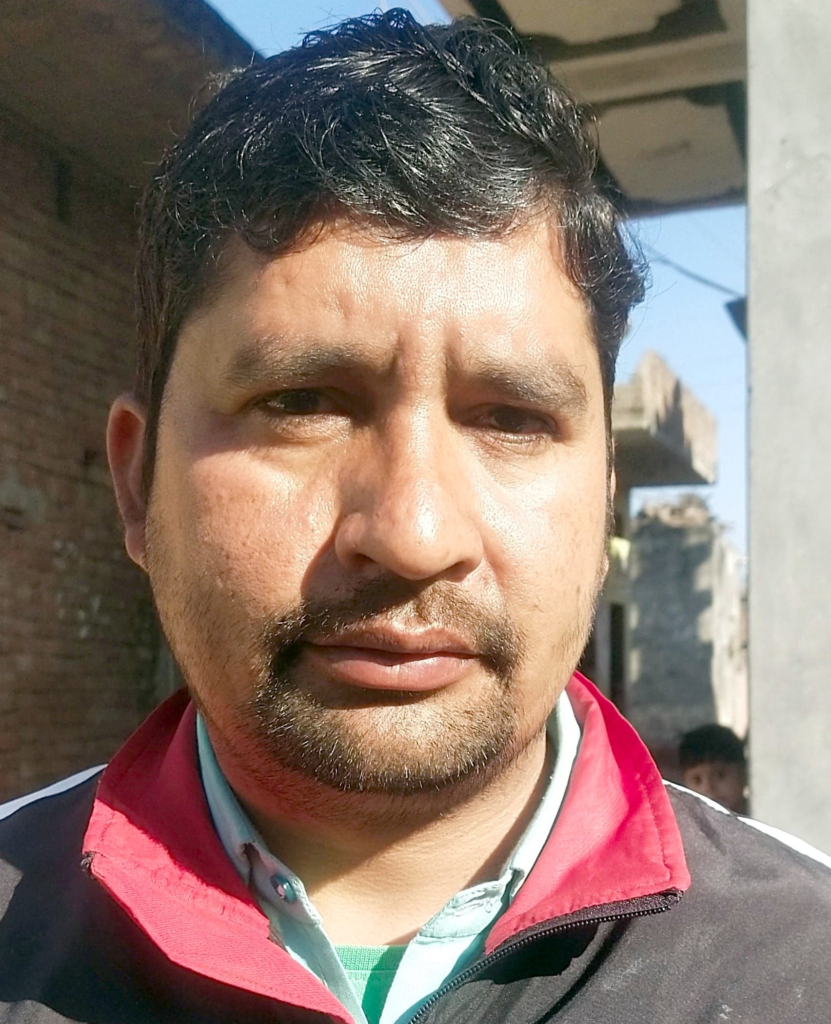 झिंझाना के चंदनपुरी गांव में टूटे केरटू बाईपास पर जानकारी देता डॉ. कय्यूम। झिंझाना के चंदनपुरी गांव में टूटे केरटू बाईपास पर जानकारी देता डॉ. कय्यूम।