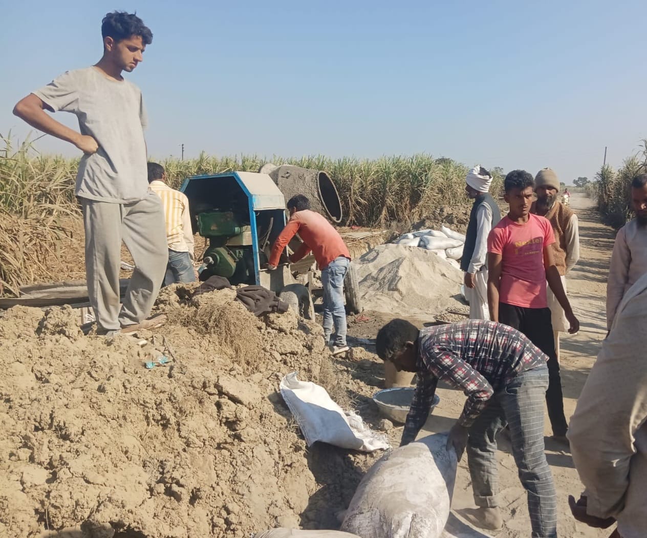 ाले के पास से सामग्री हटवाते ग्रामीण ाले के पास से सामग्री हटवाते ग्रामीण