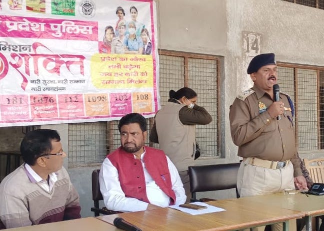 नजीबाबाद में छात्राओं को साइबर अपराध के प्रति जागरुक करते सीओ गजेंद्र पाल सिंह। नजीबाबाद में छात्राओं को साइबर अपराध के प्रति जागरुक करते सीओ गजेंद्र पाल सिंह।