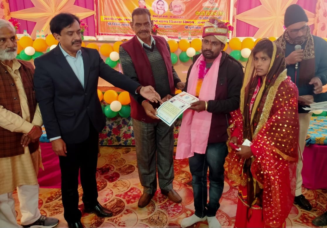 हल्दौर में मुख्यमंत्री सामूहिक विवाह योजना के तहत नव दाम्पत्ति जोड़े को प्रमाण पत्र देते अतिथिग हल्दौर में मुख्यमंत्री सामूहिक विवाह योजना के तहत नव दाम्पत्ति जोड़े को प्रमाण पत्र देते अतिथिग