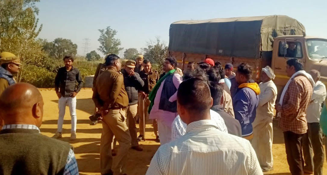 जटनगला में रेल कॉरिडोर का निर्माण कार्य रूकवाकर धरना देते किसान जटनगला में रेल कॉरिडोर का निर्माण कार्य रूकवाकर धरना देते किसान