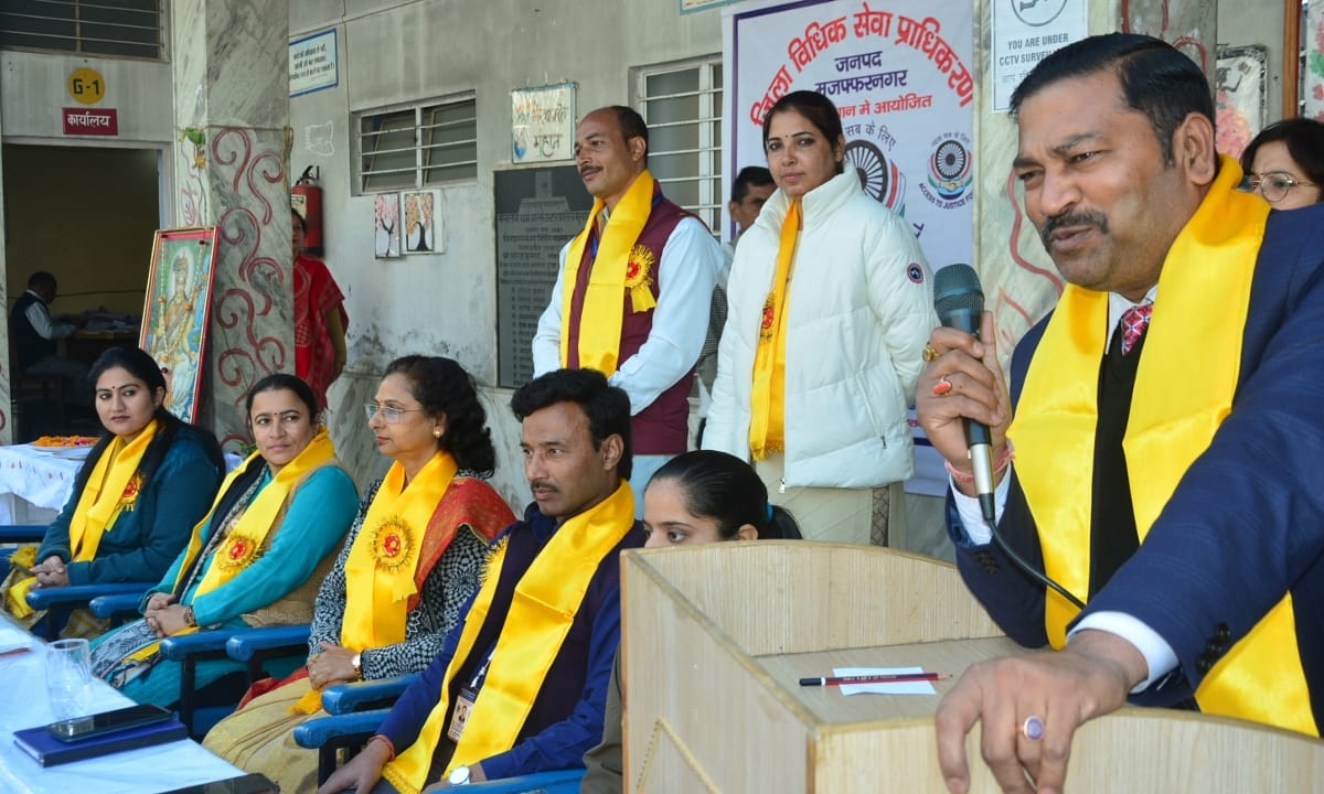 नगर के एसडी गर्ल्स इंटर कालेज में विधि साक्षरता कार्यक्रम को संबोधित करते अपर जिला न्यायधीश। नगर के एसडी गर्ल्स इंटर कालेज में विधि साक्षरता कार्यक्रम को संबोधित करते अपर जिला न्यायधीश।