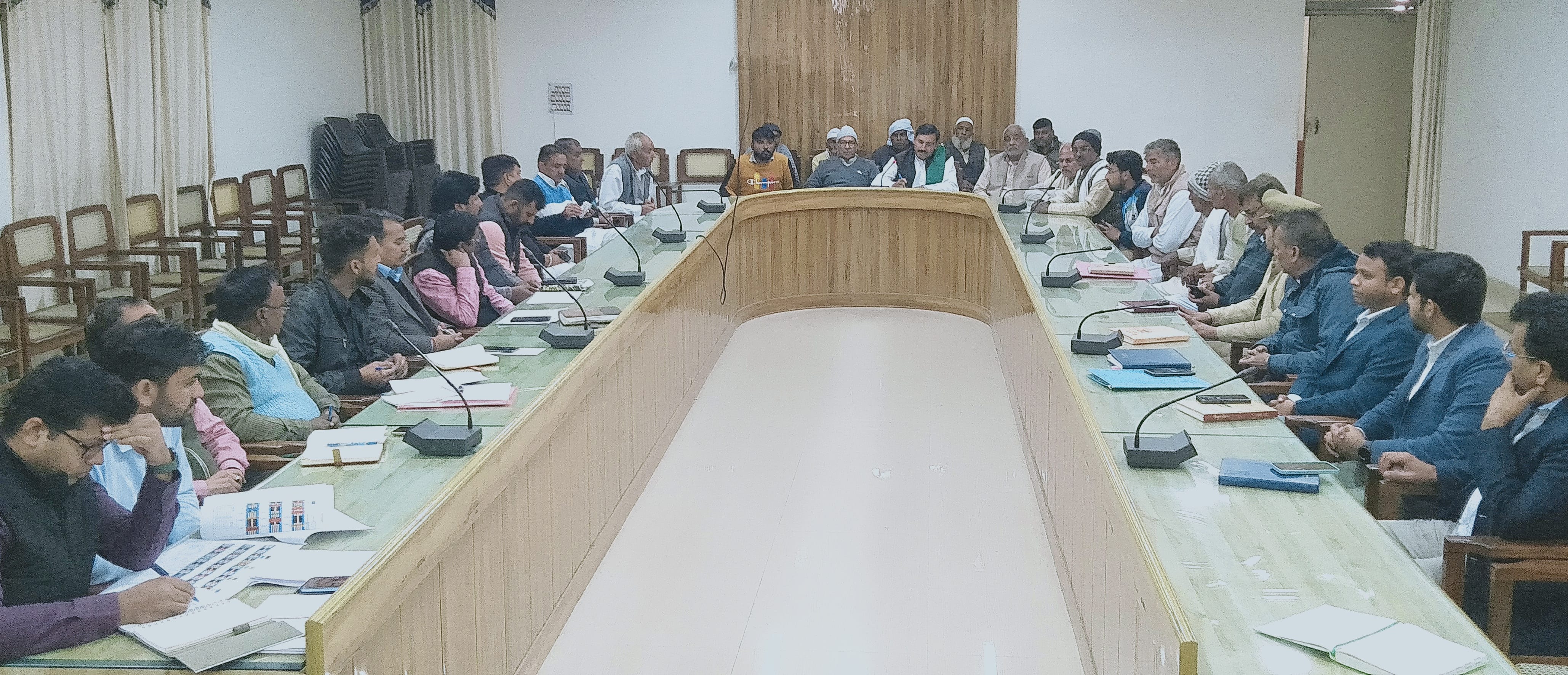शामली कलक्ट्रेट सभागार में दिल्ली-देहरादून हाईवे निर्माण की बैठक में मोजूद एनएचएआई के अधिकारी  ?