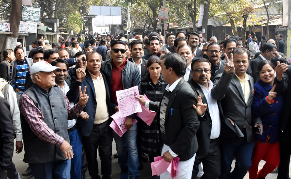 दीवानी कचहारी में सहारनपुर अधिवक्ता एसोसिएशन के वार्षिक चुनाव में प्रचार करते प्रगतिशील अधिवक? दीवानी कचहारी में सहारनपुर अधिवक्ता एसोसिएशन के वार्षिक चुनाव में प्रचार करते प्रगतिशील अधिवक?