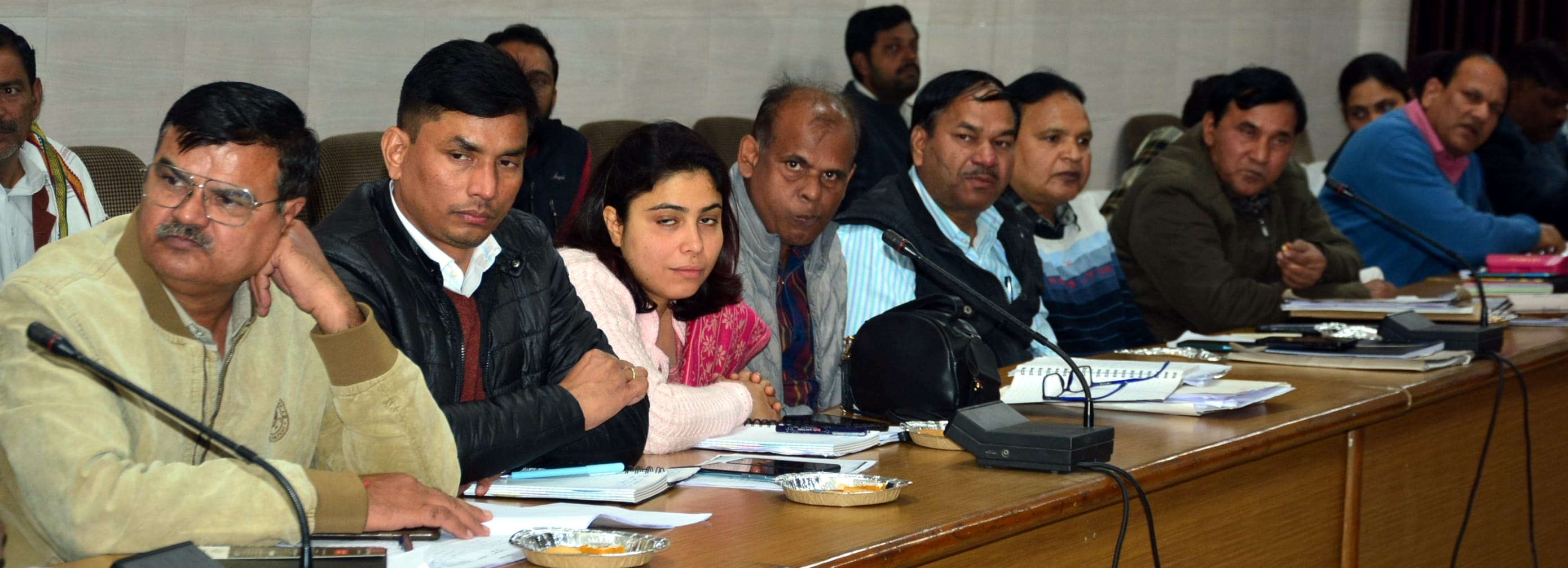 विकास भवन में सभागार में बैठक में मौजूद अधिकारी। विकास भवन में सभागार में बैठक में मौजूद अधिकारी।