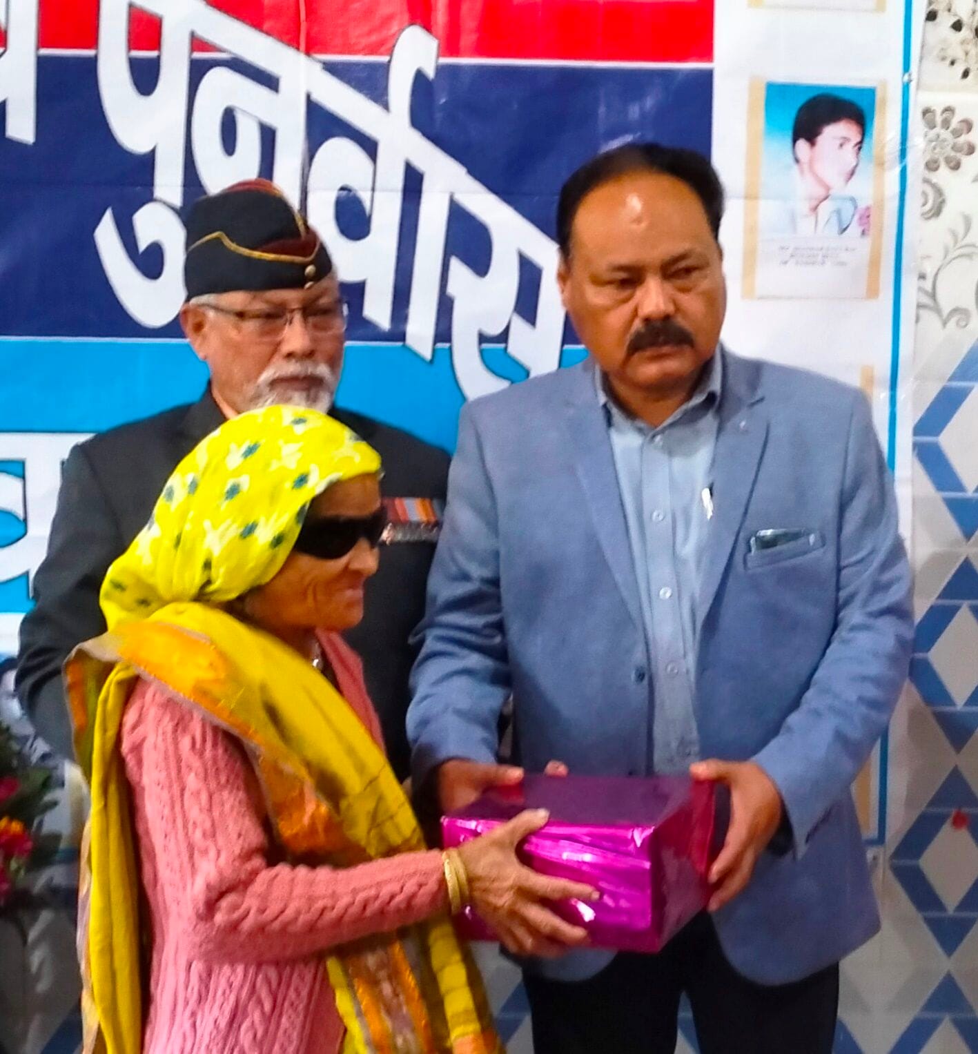बनबसा में शहीद खीम सिंह कुंवर की माता लक्ष्मी देवी को सम्मानित करते मुख्यअतिथि केदार दत्त बृजवा? बनबसा में शहीद खीम सिंह कुंवर की माता लक्ष्मी देवी को सम्मानित करते मुख्यअतिथि केदार दत्त बृजवा?