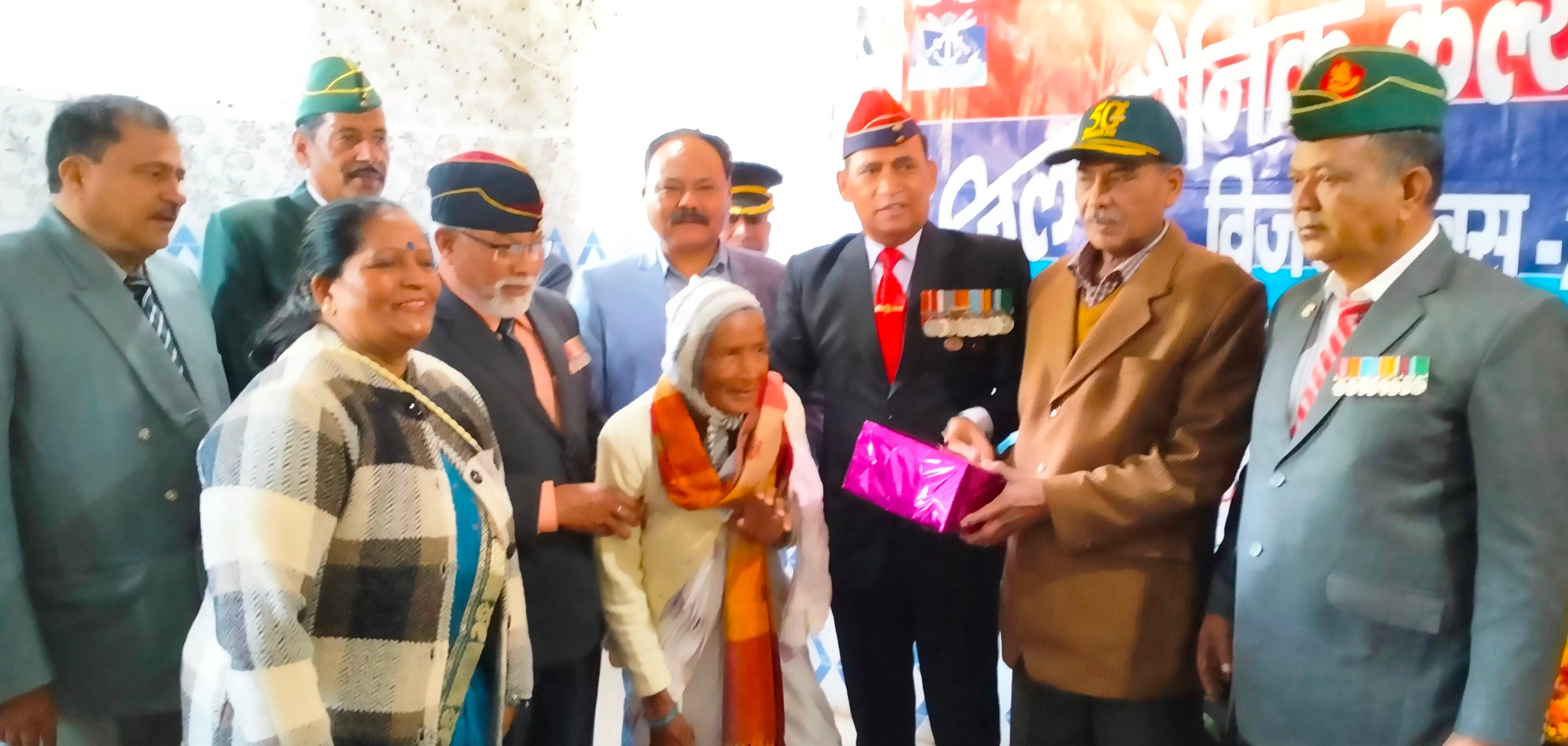 बनबसा में विजय दिवस पर शहीद उत्तम चंद की वीरांगना सरस्वती देवी को सम्मानित करते पूर्व सैनिक। संव? बनबसा में विजय दिवस पर शहीद उत्तम चंद की वीरांगना सरस्वती देवी को सम्मानित करते पूर्व सैनिक। संव?