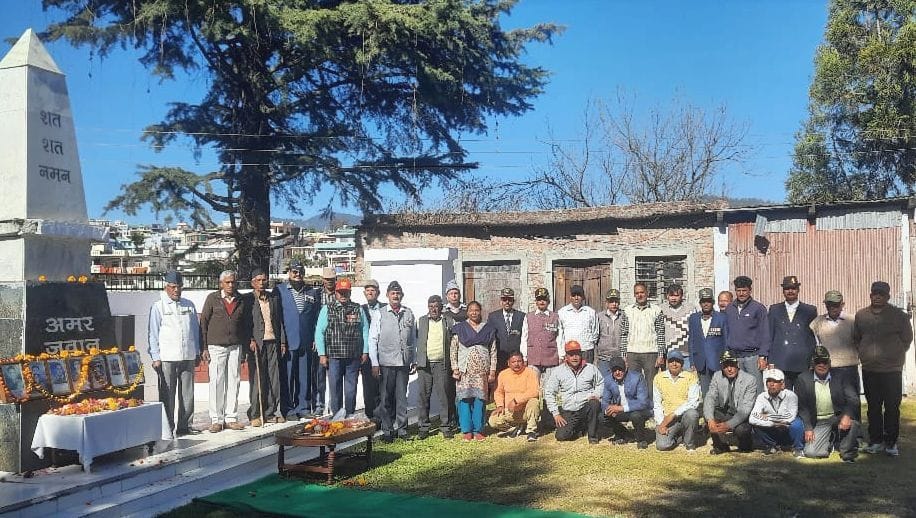 चंपावत पूर्व सैनिक कल्याण विभाग में विजय दिवस पर मौजूद पूर्व सैनिक। संवाद चंपावत पूर्व सैनिक कल्याण विभाग में विजय दिवस पर मौजूद पूर्व सैनिक। संवाद
