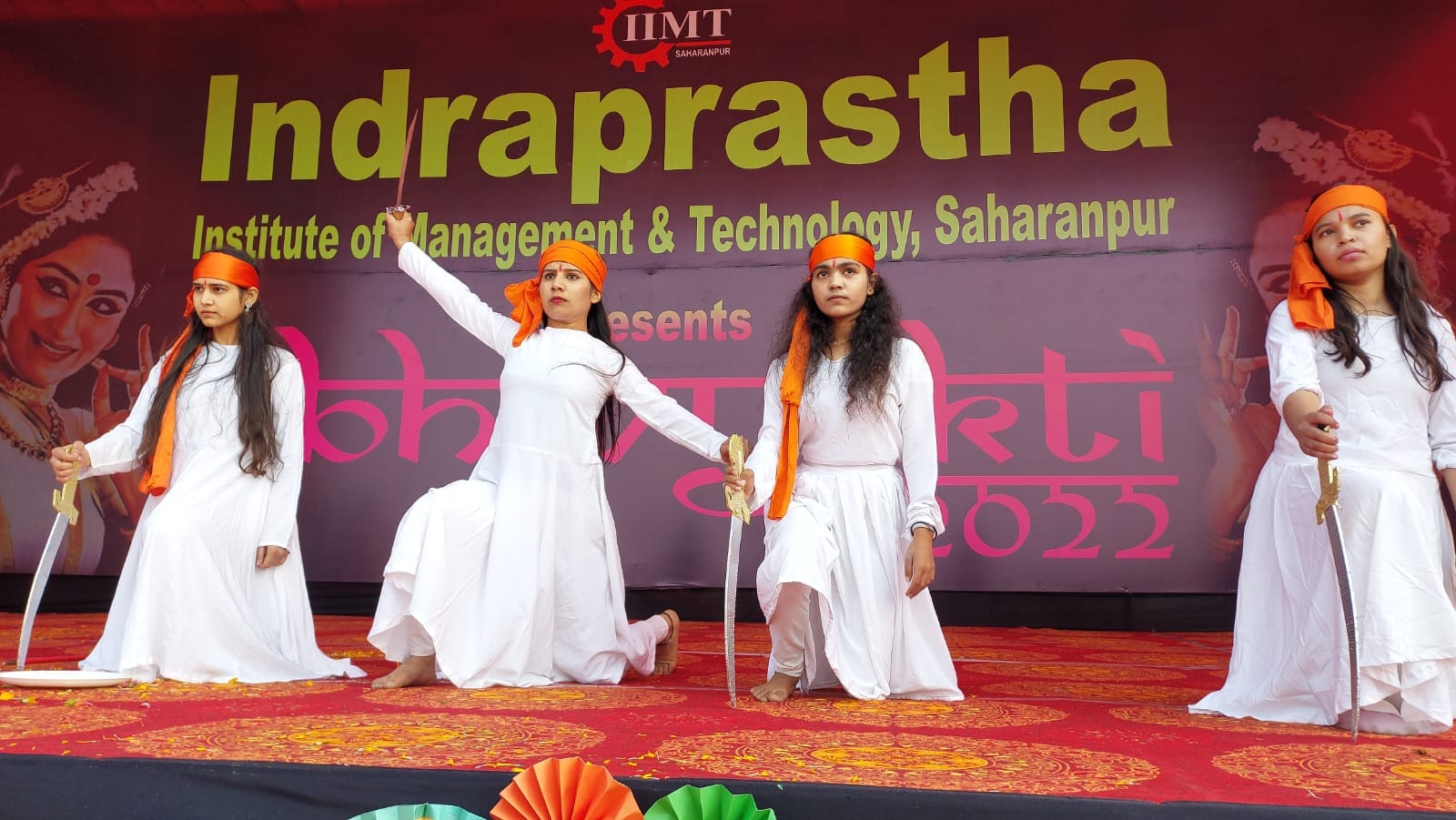 इंद्रप्रस्थ कॉलेज के वार्षिकोत्सव में सांस्कृतिक प्रस्तुति देती छात्राएं