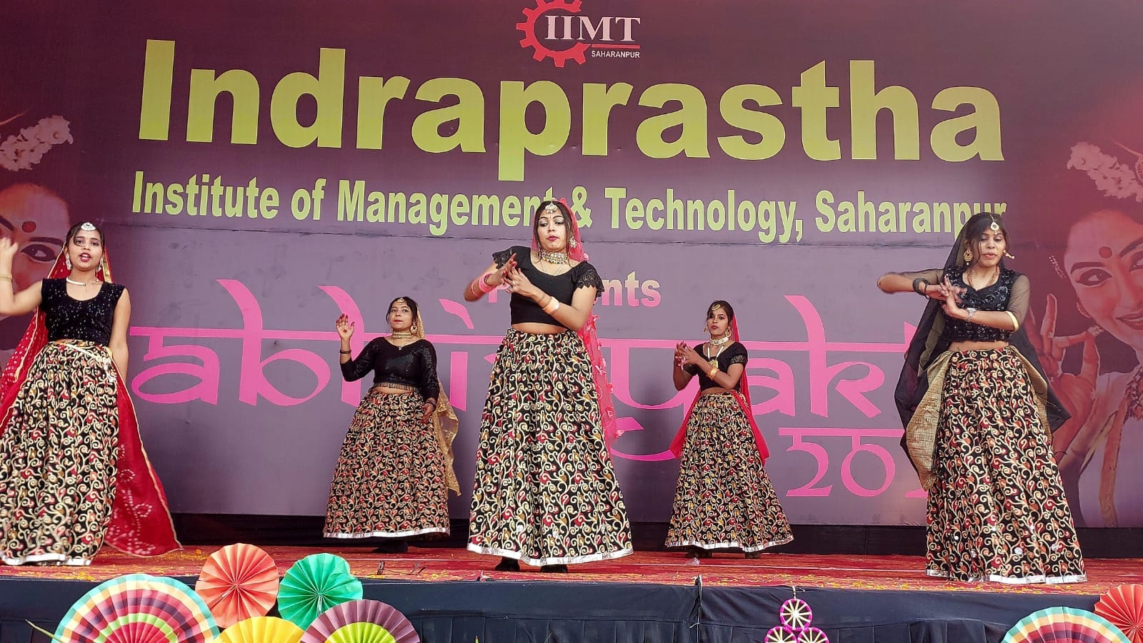 इंद्रप्रस्थ कॉलेज के वार्षिकोत्सव में सांस्कृतिक प्रस्तुति देती छात्राएं