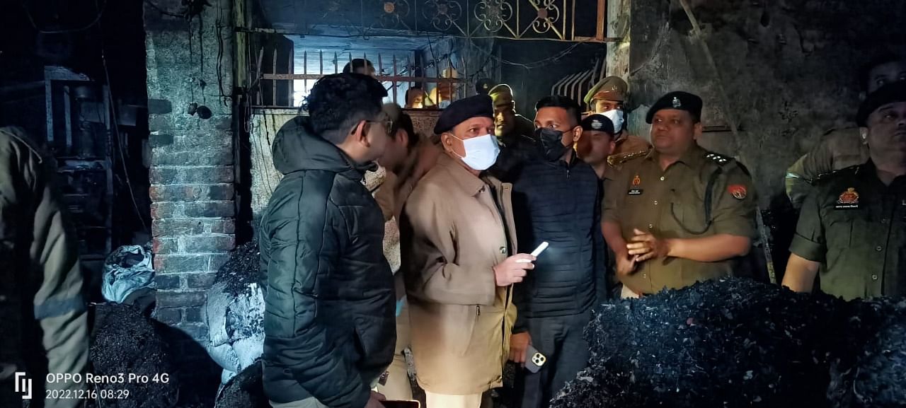 Fierce Fire In Sk Industries Factory In Kanpur, Three Died And Six Injured  - Kanpur: एसके इंडस्ट्रीज फैक्टरी में लगी भीषण आग, तीन की मौत और छह घायल,  मौके पर पहुंचे अधिकारी -