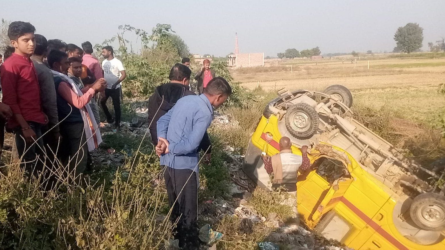 पट्टी रानीगंज मार्ग पर गड़ावरी गांव के समीप पलटी स्कूली मैजिक वाहन। संवाद
