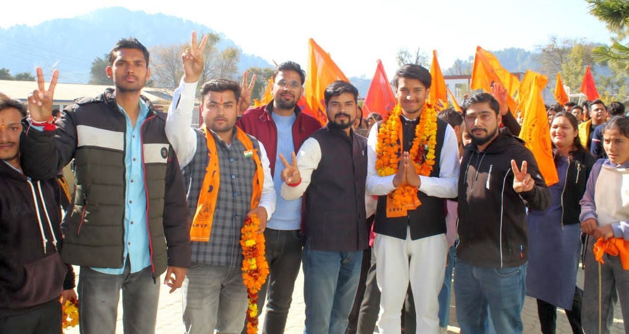 पिथौरागढ़ परिसर में प्रत्याशी घोषित करने के बाद प्रचार रैली निकालते एबीवीपी कार्यकर्ता। संवाद पिथौरागढ़ परिसर में प्रत्याशी घोषित करने के बाद प्रचार रैली निकालते एबीवीपी कार्यकर्ता। संवाद