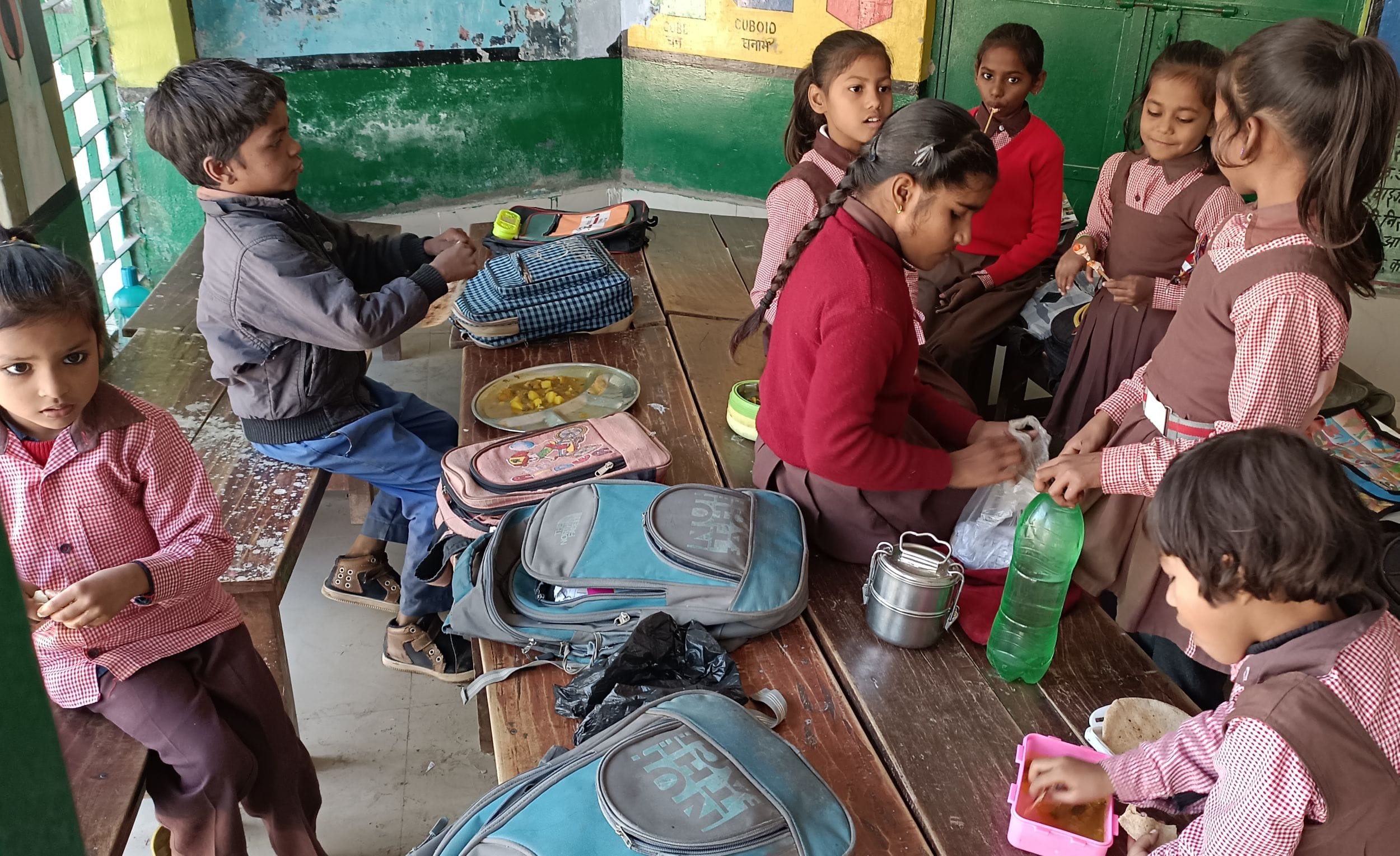 ुराइनटोला कंपोजिट विद्यालय बिना स्वेटर के बच्चे। संवाद