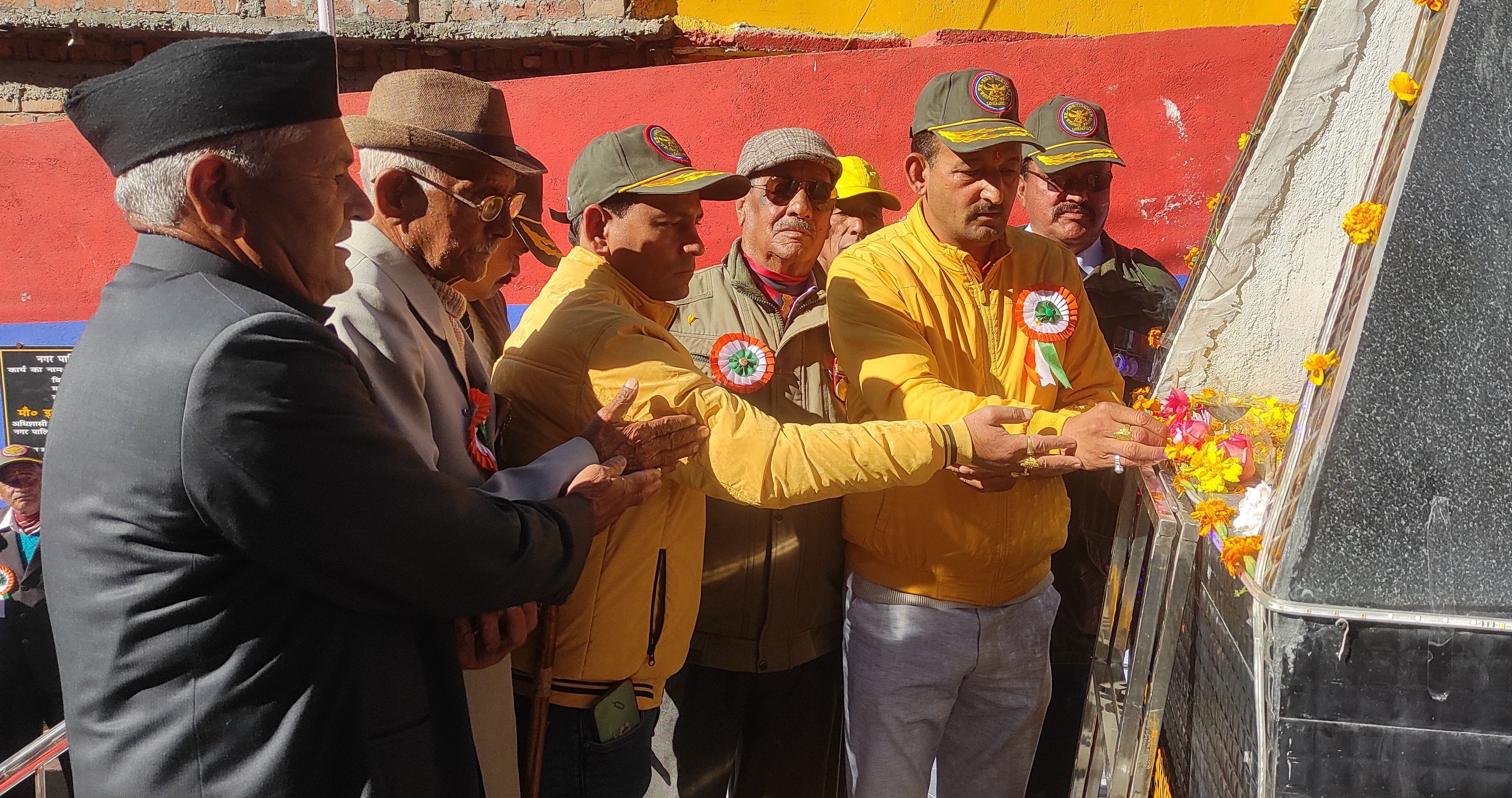 विजय दिवस के मौके पर लोहाघाट में अमर जवान ज्योति में श्रद्घांजलि देते पूर्व सैनिक व मुख्य अतिथि। विजय दिवस के मौके पर लोहाघाट में अमर जवान ज्योति में श्रद्घांजलि देते पूर्व सैनिक व मुख्य अतिथि।