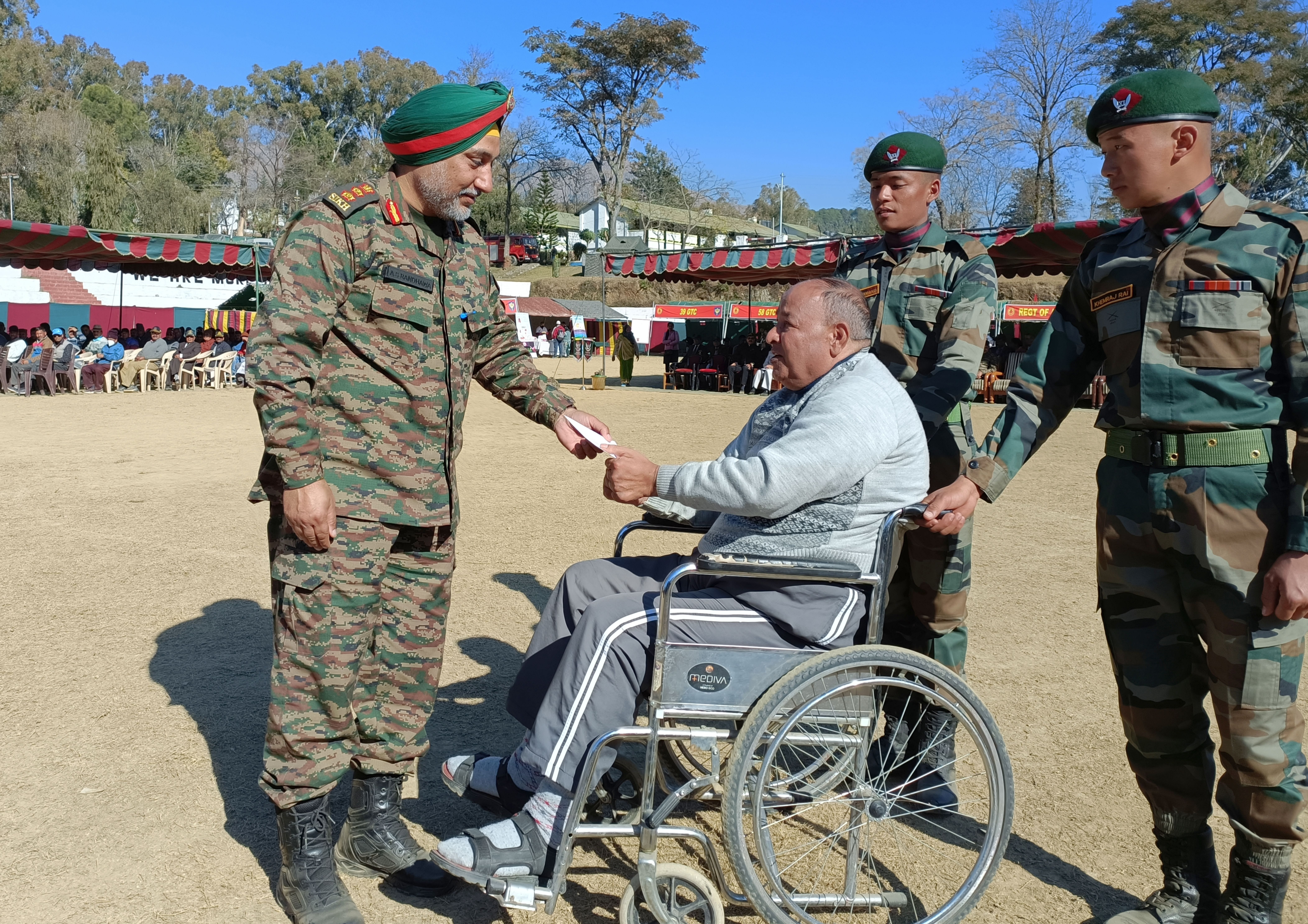 विजय दिवस पर पिथौरागढ़ के सैन्य क्षेत्र में आयोजित कार्यक्रम में पूर्व सैनिक हर सिंह को चेक प्रद? विजय दिवस पर पिथौरागढ़ के सैन्य क्षेत्र में आयोजित कार्यक्रम में पूर्व सैनिक हर सिंह को चेक प्रद?