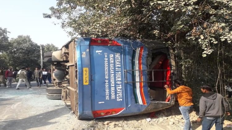 बच्चों से भरी स्कूल बस एक बाइक को बचाने के चक्कर में पलट गई।