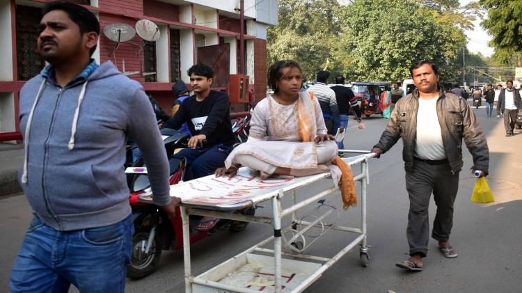 बस पलटने से घायल बच्चों को एसआरएन अस्पताल में उपचार के लिए लाया गया।