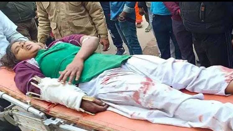 बस पलटने से घायल बच्चों को एसआरएन अस्पताल में उपचार के लिए लाया गया।